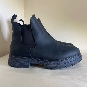 Roxy Lorena winter boots size 10 black Chelsea boot matte lug platform